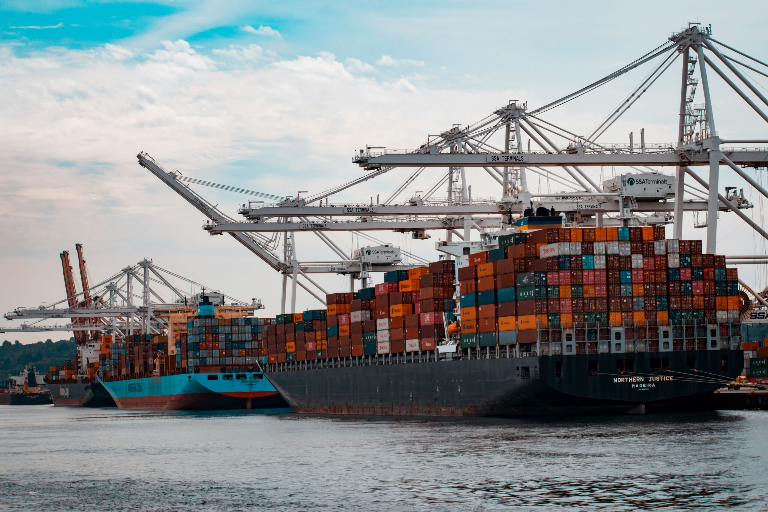 Containerschiff am Hafen