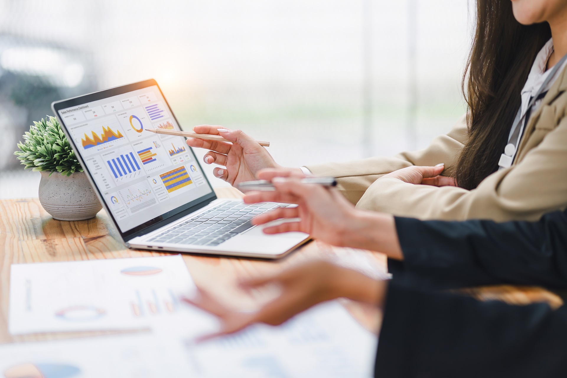 Laptop mit Business-Dashboard und Grafiken | Solaranlage Jena


