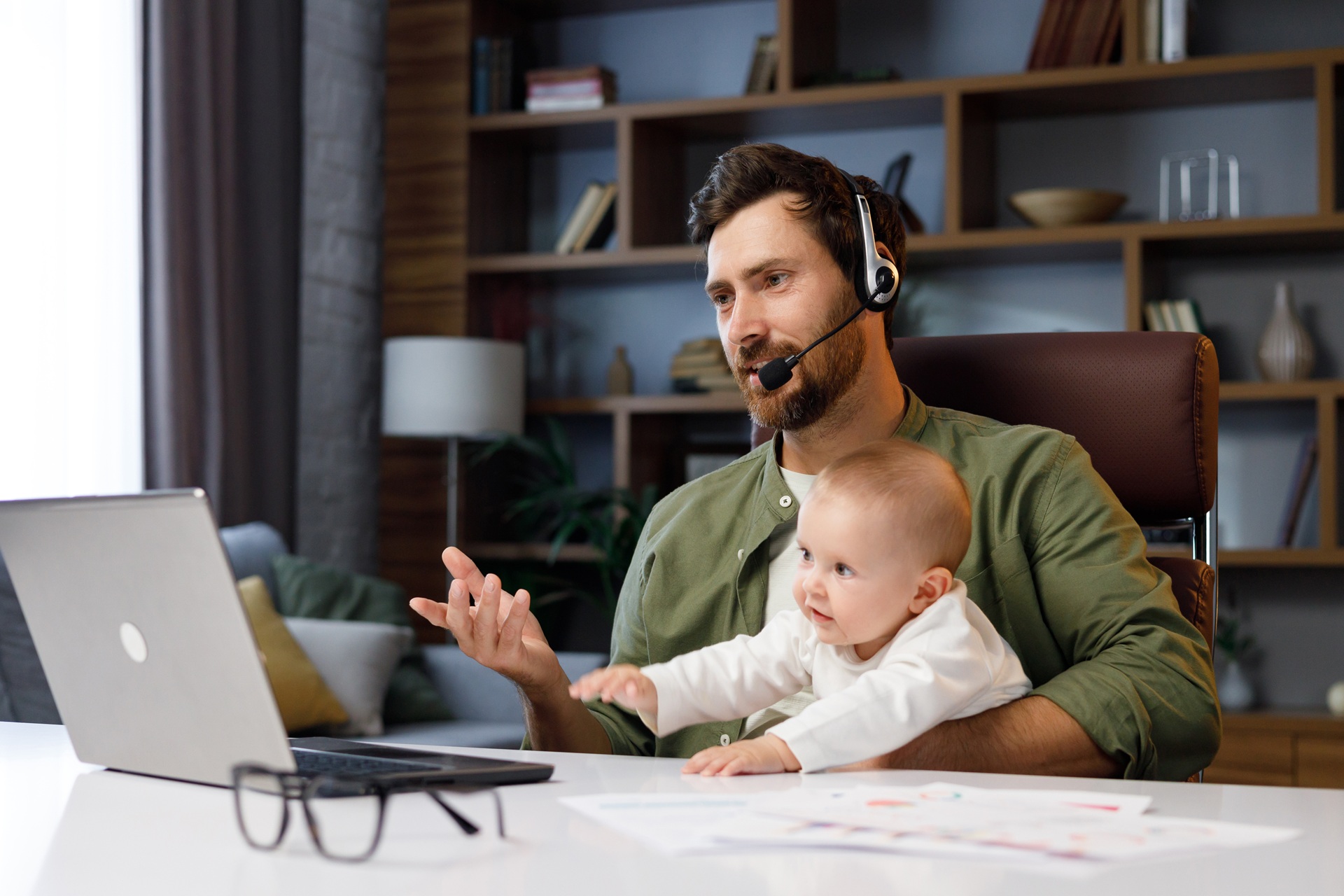 Arbeiten mit Baby am Laptop | Privatschule in Berlin

