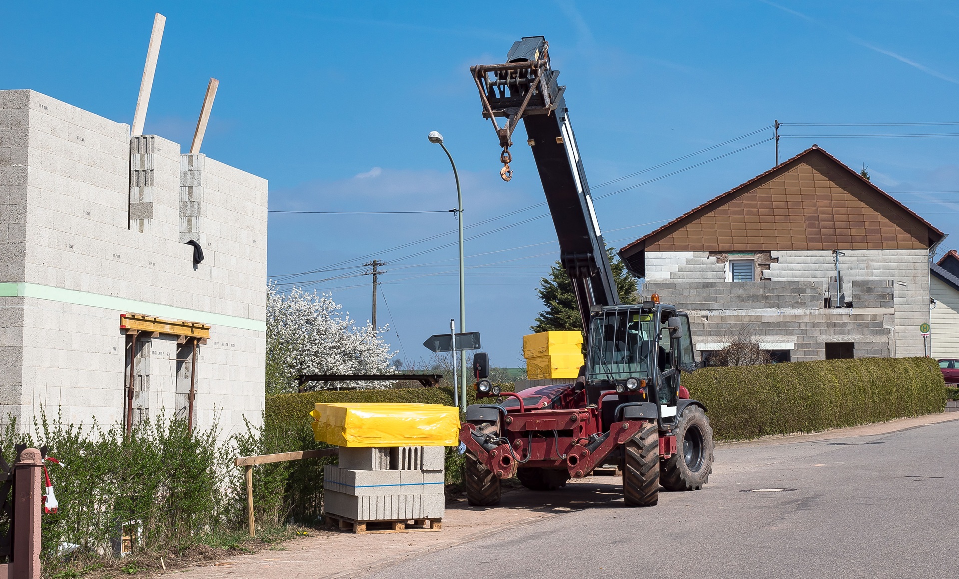 Teleskoplader hebt Baumaterial | Glassauger mieten