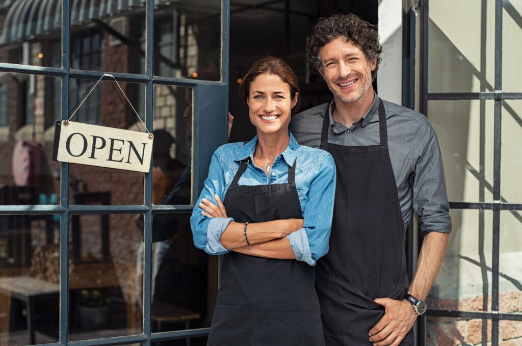 Zwei Gastronomen vor Restaurant | Dönergrill