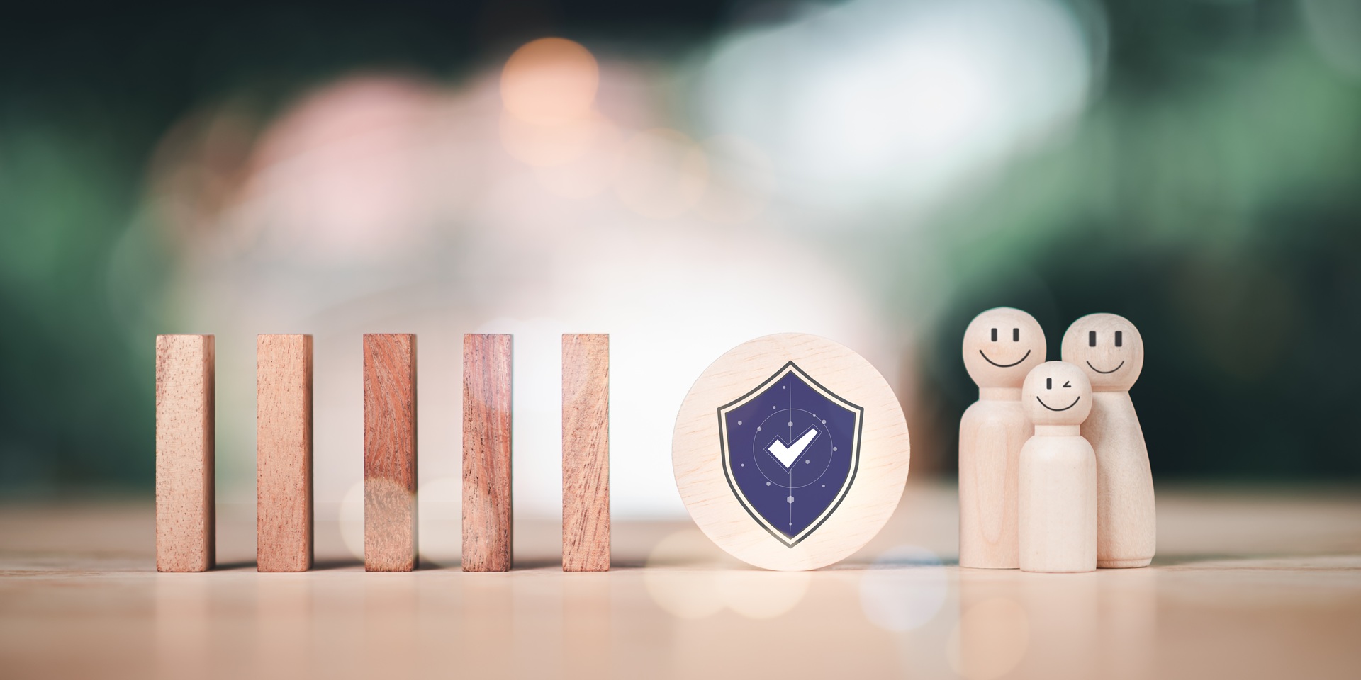 Holzfiguren neben Schutzsymbol und Dominosteinen | medizinische Übersetzung